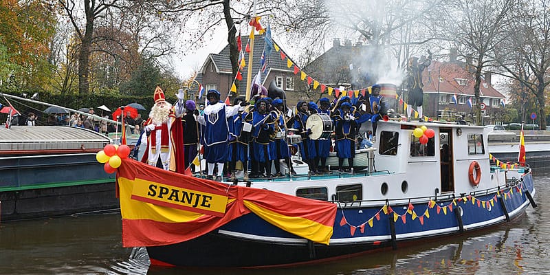 Non tutti sanno che nella tradizione dell’Olanda, Babbo Natale non arriva a portare i doni ai bambini viaggiando su una slitta, bensì a bordo di una barca.