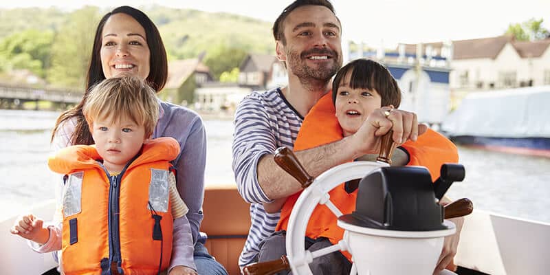 La Festa del papà è alle porte: che ne dici di organizzare una giornata in barca da passare insieme a tutta la famiglia?